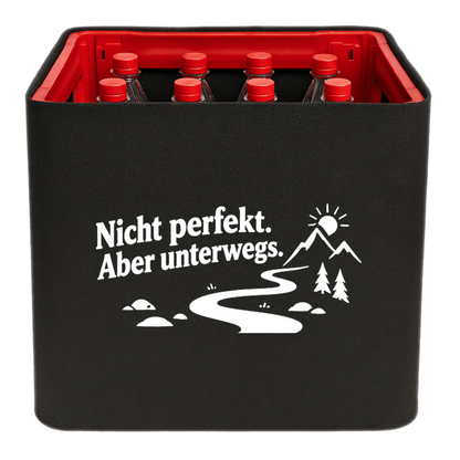 KistenBlende „Nicht perfekt. Aber unterwegs.“ – Limonadenkiste für PET-Flaschen, schwarze Filzblende mit Motiv.