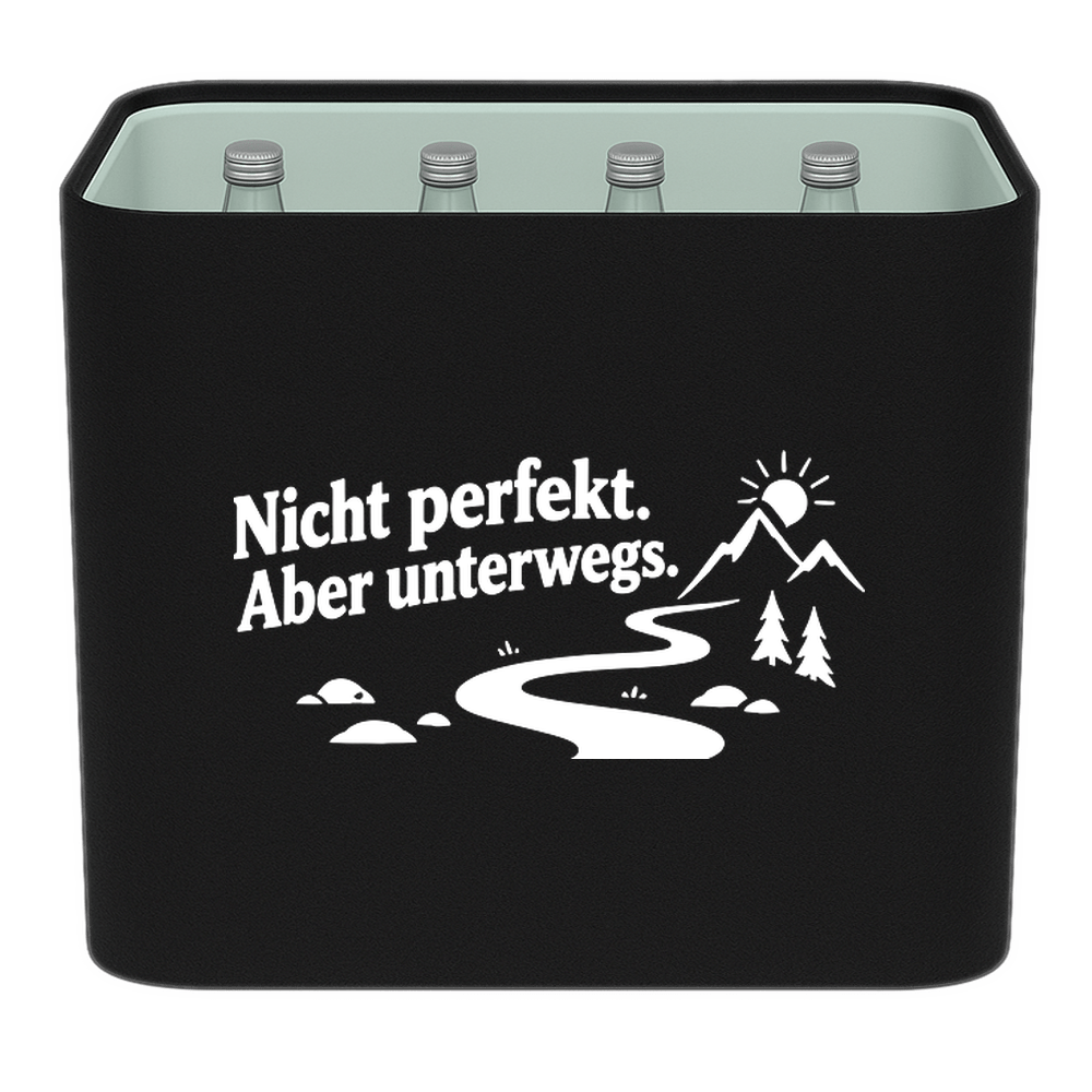 KistenBlende „Nicht perfekt. Aber unterwegs.“ – Wasserkiste für Glasflaschen, schwarze Filzblende mit Motiv.