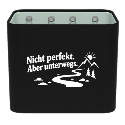 KistenBlende „Nicht perfekt. Aber unterwegs.“ – Wasserkiste für Glasflaschen, schwarze Filzblende mit Motiv.