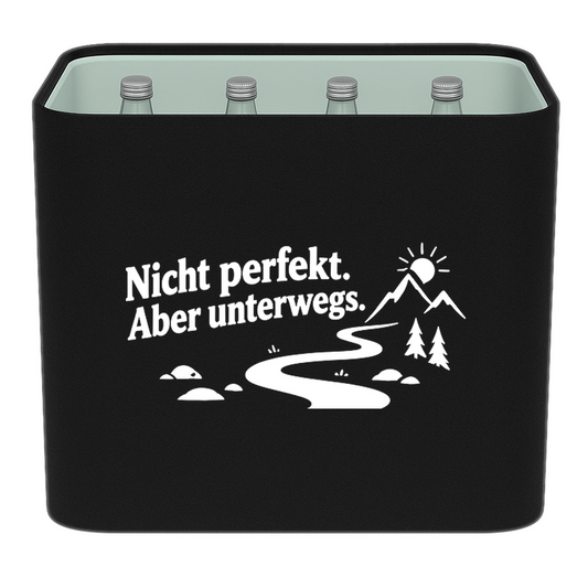 KistenBlende „Nicht perfekt. Aber unterwegs.“ – Wasserkiste für Glasflaschen, schwarze Filzblende mit Motiv.