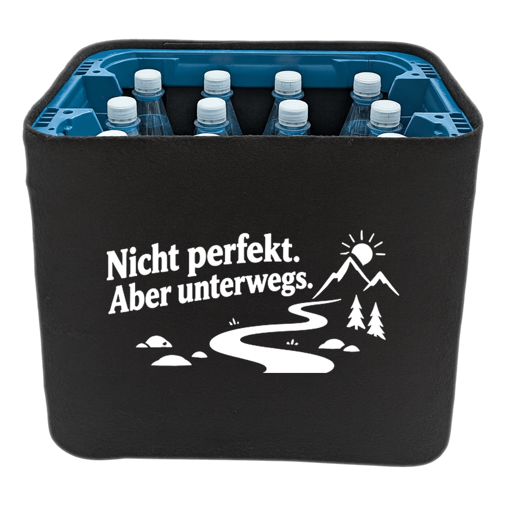 KistenBlende „Nicht perfekt. Aber unterwegs.“ – Wasserkiste für PET-Flaschen, schwarze Filzblende mit Motiv.
