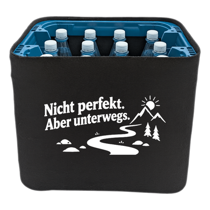 KistenBlende „Nicht perfekt. Aber unterwegs.“ – Wasserkiste für PET-Flaschen, schwarze Filzblende mit Motiv.