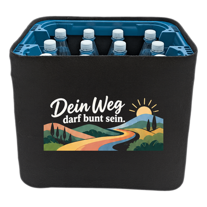 KistenBlende „Dein Weg darf bunt sein.“ – Wasserkiste für PET-Flaschen, schwarze Filzblende mit Motiv.