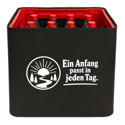 KistenBlende „Ein Anfang passt in jeden Tag.“ – Limonadenkiste für PET-Flaschen, schwarze Filzblende mit Motiv.
