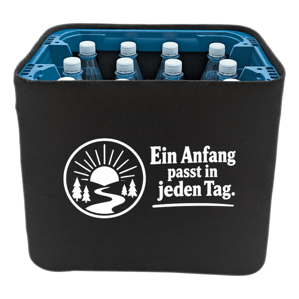 KistenBlende „Ein Anfang passt in jeden Tag.“ – Wasserkiste für PET-Flaschen, schwarze Filzblende mit Motiv.