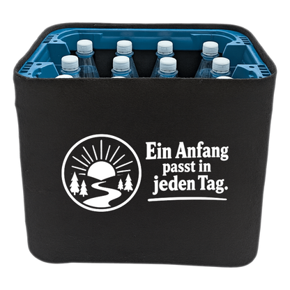 KistenBlende „Ein Anfang passt in jeden Tag.“ – Wasserkiste für PET-Flaschen, schwarze Filzblende mit Motiv.