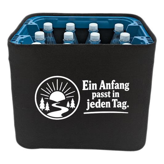 KistenBlende „Ein Anfang passt in jeden Tag.“ – Wasserkiste für PET-Flaschen, schwarze Filzblende mit Motiv.