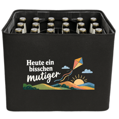 KistenBlende „Heute ein bisschen mutiger“ – Bierkasten 24 × 0,33 l, schwarze Filzblende mit Motiv.