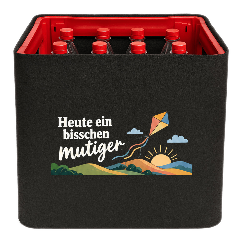 KistenBlende „Heute ein bisschen mutiger“ – Limonadenkiste für PET-Flaschen, schwarze Filzblende mit Motiv.