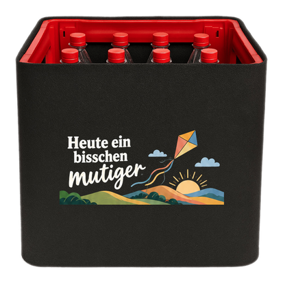 KistenBlende „Heute ein bisschen mutiger“ – Limonadenkiste für PET-Flaschen, schwarze Filzblende mit Motiv.
