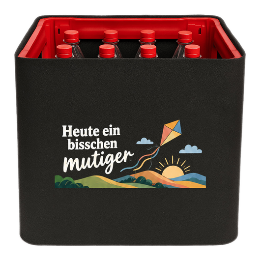 KistenBlende „Heute ein bisschen mutiger“ – Limonadenkiste für PET-Flaschen, schwarze Filzblende mit Motiv.