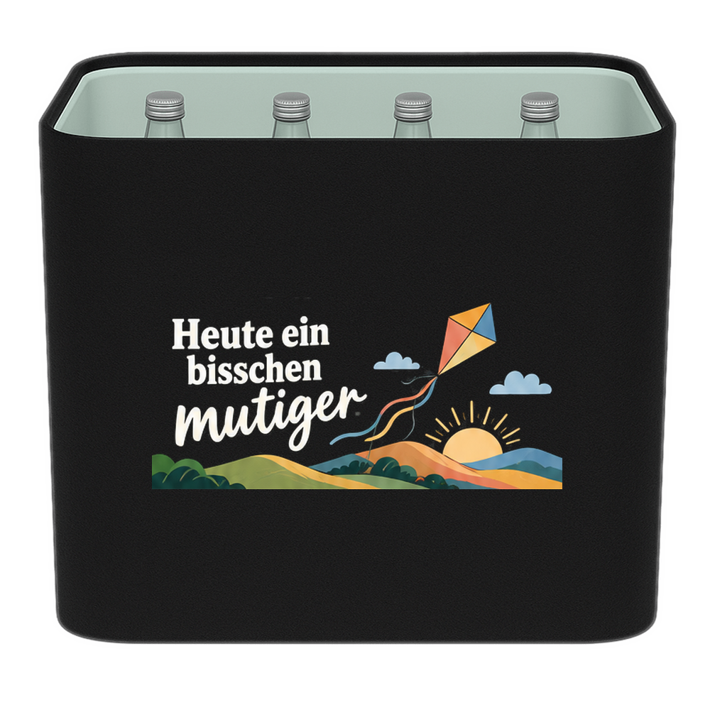 KistenBlende „Heute ein bisschen mutiger“ – Wasserkiste für Glasflaschen, schwarze Filzblende mit Motiv.