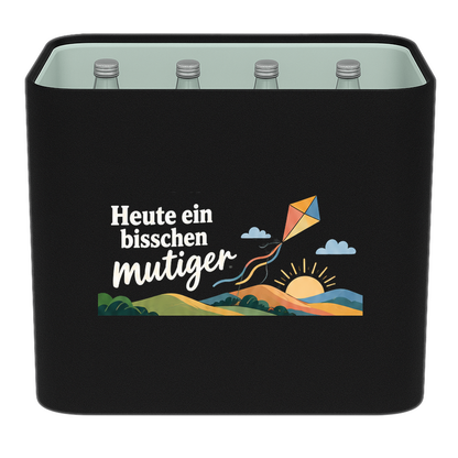 KistenBlende „Heute ein bisschen mutiger“ – Wasserkiste für Glasflaschen, schwarze Filzblende mit Motiv.