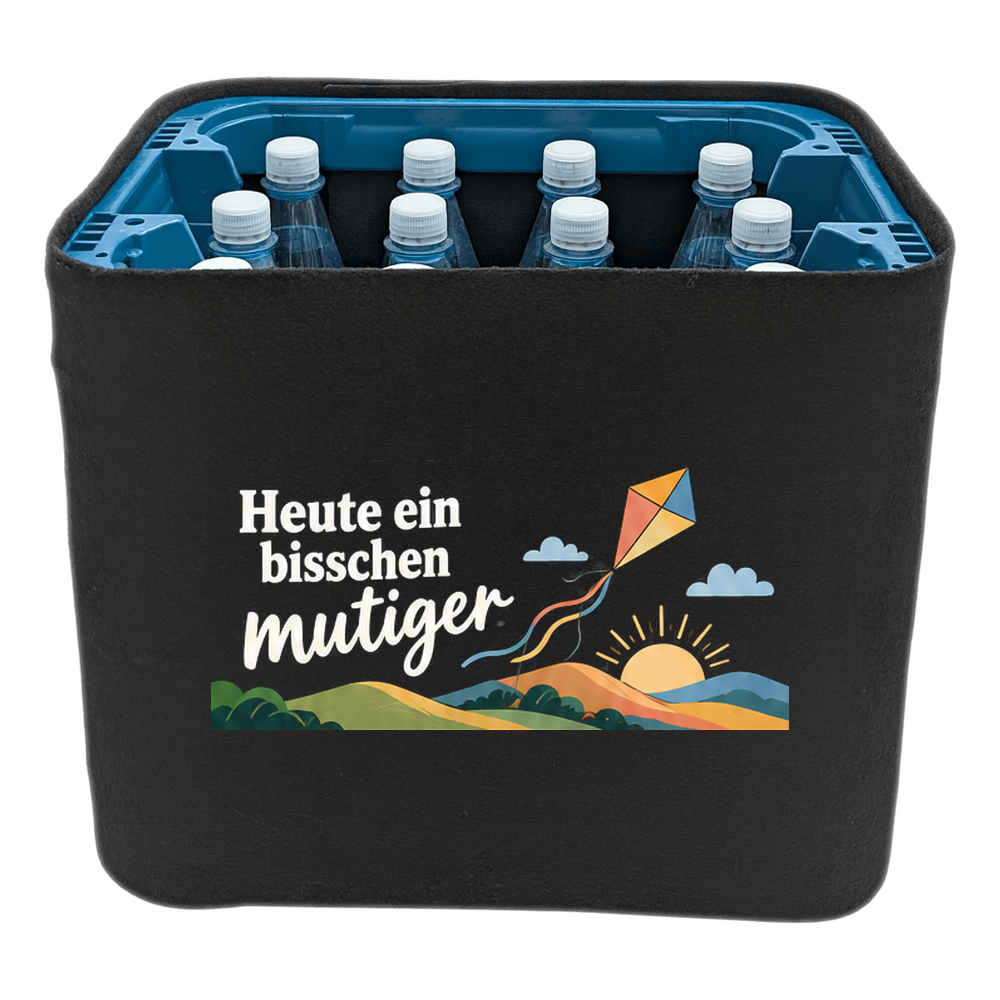 KistenBlende „Heute ein bisschen mutiger“ – Wasserkiste für PET-Flaschen, schwarze Filzblende mit Motiv.