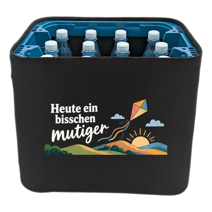 KistenBlende „Heute ein bisschen mutiger“ – Wasserkiste für PET-Flaschen, schwarze Filzblende mit Motiv.