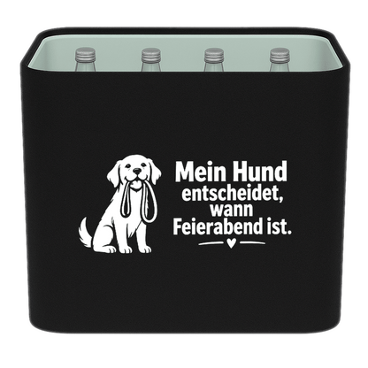 KistenBlende mit dem Motiv „Mein Hund entscheidet, wann Feierabend ist.“ – Wasserkiste 12 × 0,75 l Glas