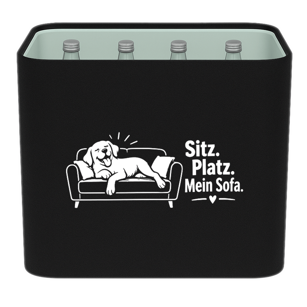 KistenBlende mit dem Motiv „Sitz. Platz. Mein Sofa.“ – Wasserkiste 12 × 0,75 l Glas