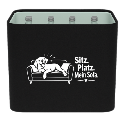 KistenBlende mit dem Motiv „Sitz. Platz. Mein Sofa.“ – Wasserkiste 12 × 0,75 l Glas