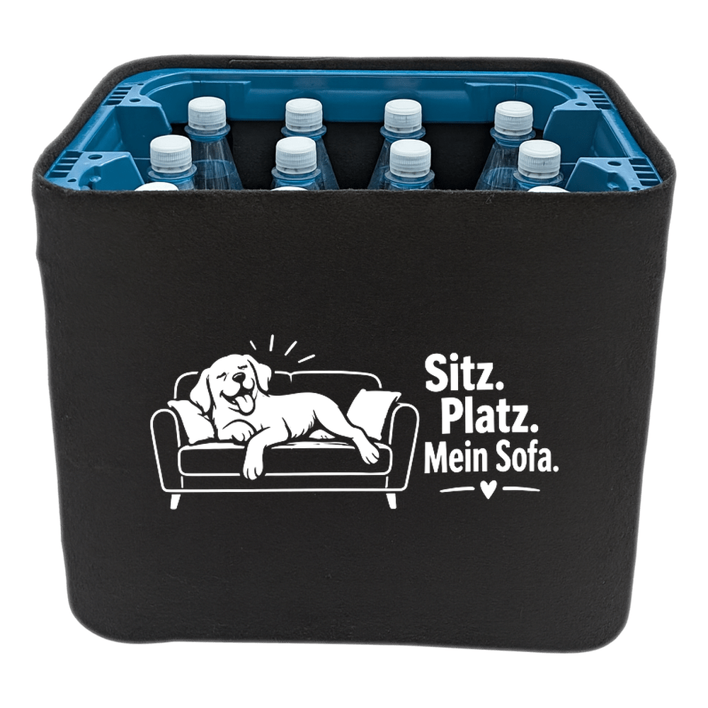 KistenBlende mit dem Motiv „Sitz. Platz. Mein Sofa.“ – Wasserkiste 12 × 1 l PET