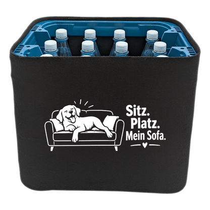 KistenBlende mit dem Motiv „Sitz. Platz. Mein Sofa.“ – Wasserkiste 12 × 1 l PET