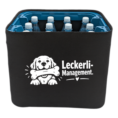 KistenBlende mit dem Motiv „Leckerli-Management.“ – Wasserkiste 12 × 1 l PET