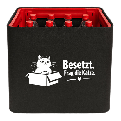 KistenBlende mit dem Motiv „Besetzt. Frag die Katze.“ – Limonadenkiste 12 × 1 l PET