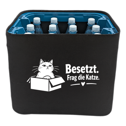 KistenBlende mit dem Motiv „Besetzt. Frag die Katze.“ – Wasserkiste 12 × 1 l PET