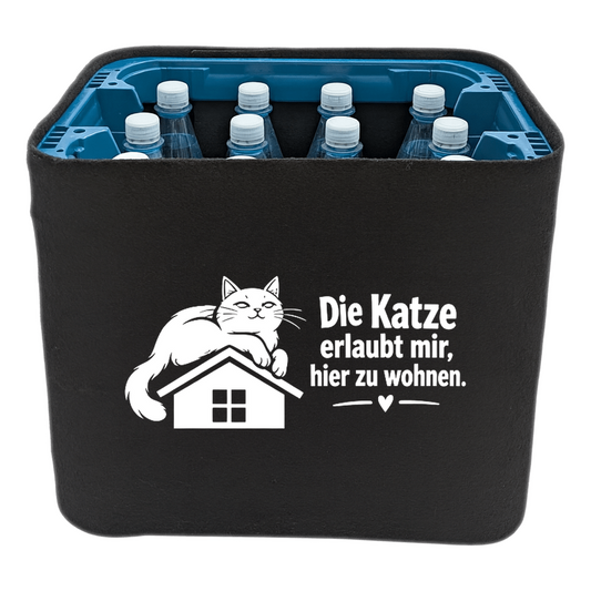 KistenBlende mit dem Motiv „Die Katze erlaubt mir, hier zu wohnen.“ – Wasserkiste 12 × 1 l PET