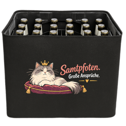 KistenBlende mit dem Motiv „Samtpfoten. Große Ansprüche.“ – Bierkiste 24 × 0,33 l und 20 × 0,5 l