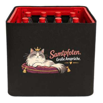 KistenBlende mit dem Motiv „Samtpfoten. Große Ansprüche.“ – Limonadenkiste 12 × 1 l PET