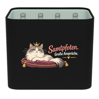 KistenBlende mit dem Motiv „Samtpfoten. Große Ansprüche.“ – Wasserkiste 12 × 0,75 l Glas
