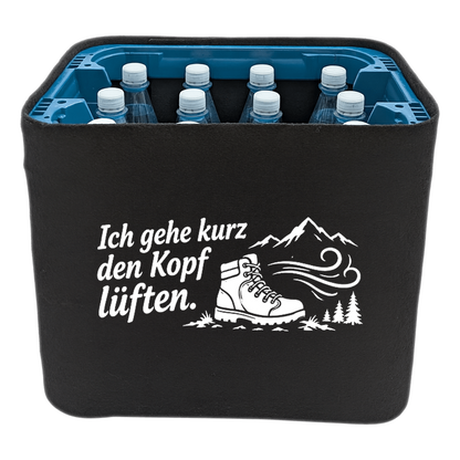 KistenBlende „Ich gehe kurz den Kopf lüften.“ – Wasserkiste für PET-Flaschen, schwarze Filzblende mit Motiv.
