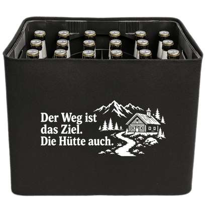 KistenBlende „Der Weg ist das Ziel. Die Hütte auch.“ – Bierkasten 24 × 0,33 l, schwarze Filzblende mit Motiv.