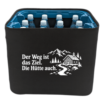 KistenBlende „Der Weg ist das Ziel. Die Hütte auch.“ – Wasserkiste für PET-Flaschen, schwarze Filzblende mit Motiv.