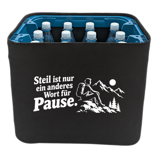KistenBlende „Steil ist nur ein anderes Wort für Pause.“ – Wasserkiste für PET-Flaschen, schwarze Filzblende mit Motiv.