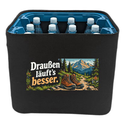 KistenBlende „Draußen läuft’s besser.“ – Wasserkiste für PET-Flaschen, schwarze Filzblende mit Motiv.