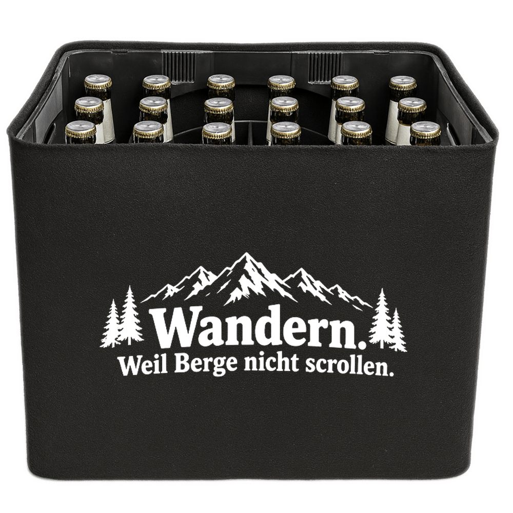 KistenBlende „Wandern. Weil Berge nicht scrollen.“ – Bierkasten 24 × 0,33 l, schwarze Filzblende mit Motiv.