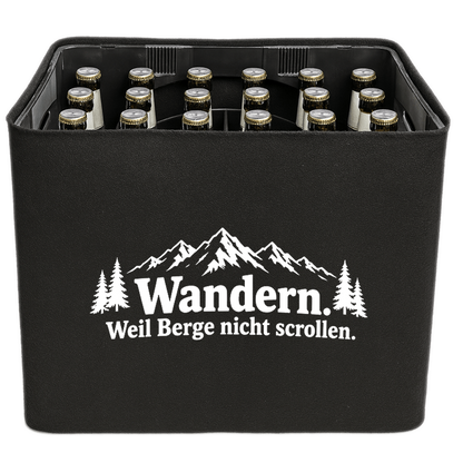 KistenBlende „Wandern. Weil Berge nicht scrollen.“ – Bierkasten 24 × 0,33 l, schwarze Filzblende mit Motiv.