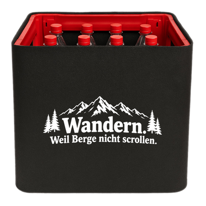 KistenBlende „Wandern. Weil Berge nicht scrollen.“ – Limonadenkiste für PET-Flaschen, schwarze Filzblende mit Motiv.