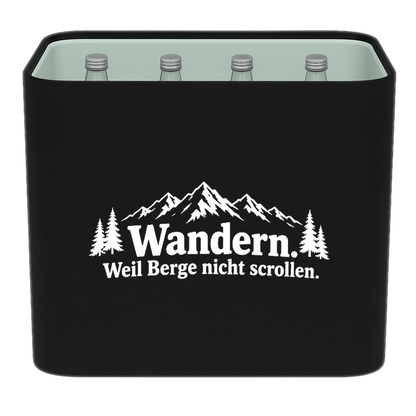 KistenBlende „Wandern. Weil Berge nicht scrollen.“ – Wasserkiste für Glasflaschen, schwarze Filzblende mit Motiv.