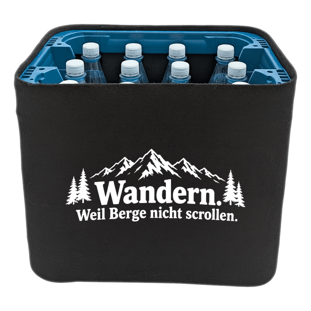 KistenBlende „Wandern. Weil Berge nicht scrollen.“ – Wasserkiste für PET-Flaschen, schwarze Filzblende mit Motiv.