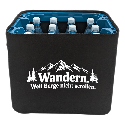 KistenBlende „Wandern. Weil Berge nicht scrollen.“ – Wasserkiste für PET-Flaschen, schwarze Filzblende mit Motiv.