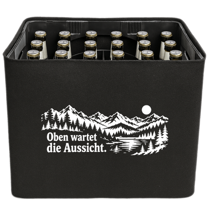 KistenBlende „Oben wartet die Aussicht.“ – Bierkasten 24 × 0,33 l, schwarze Filzblende mit Motiv.