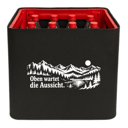 KistenBlende „Oben wartet die Aussicht.“ – Limonadenkiste für PET-Flaschen, schwarze Filzblende mit Motiv.