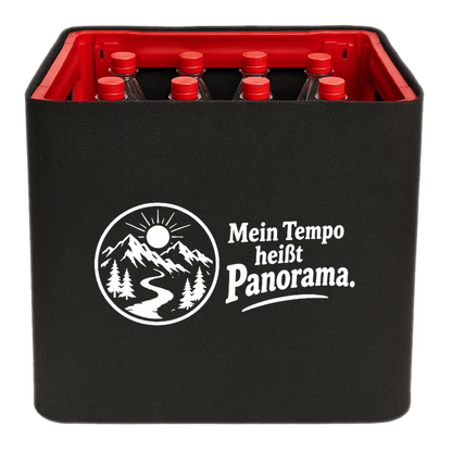 KistenBlende „Mein Tempo heißt Panorama.“ – Limonadenkiste für PET-Flaschen, schwarze Filzblende mit Motiv.