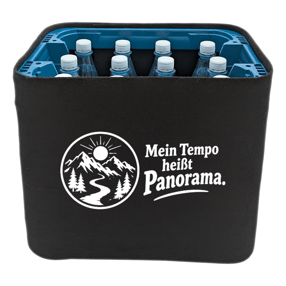 KistenBlende „Mein Tempo heißt Panorama.“ – Wasserkiste für PET-Flaschen, schwarze Filzblende mit Motiv.