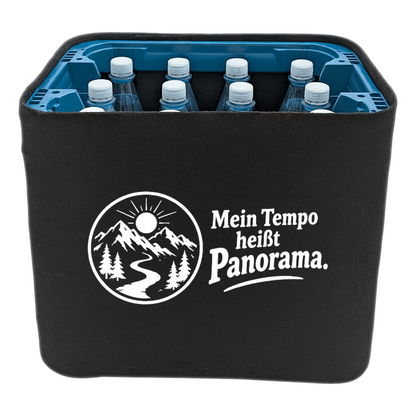 KistenBlende „Mein Tempo heißt Panorama.“ – Wasserkiste für PET-Flaschen, schwarze Filzblende mit Motiv.