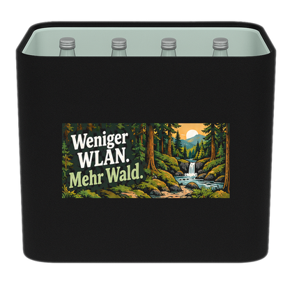 KistenBlende „Weniger WLAN. Mehr Wald.“ – Wasserkiste für Glasflaschen, schwarze Filzblende mit Motiv.