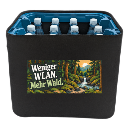 KistenBlende „Weniger WLAN. Mehr Wald.“ – Wasserkiste für PET-Flaschen, schwarze Filzblende mit Motiv.