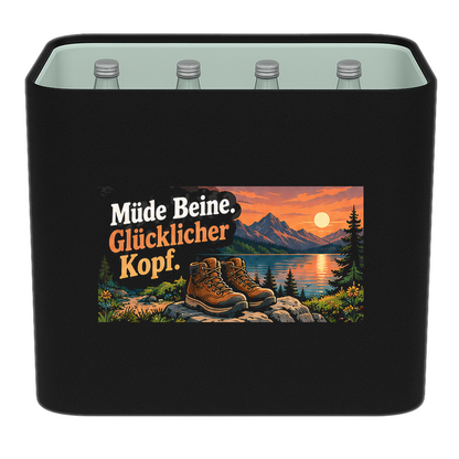KistenBlende „Müde Beine. Glücklicher Kopf.“ – Wasserkiste für Glasflaschen, schwarze Filzblende mit Motiv.